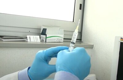 Проведение кодирования Вивитролом в Майкопе Шприц с Вивитролом в руках у врача